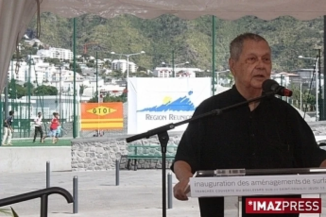 Jeudi 13 août 2009 - 

Paul Vergès, président du conseil régional, inaugure l'esplanade centrale de la tranchée couverte du boulevard Sud à Saint-Denis