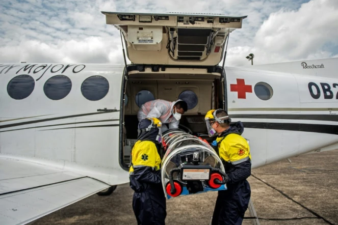 Un malade atteint du coronavirus est transporté à bord d'un avion ambulance, le 1er septembre 2020 à l'aéroport d'Iquitos, au Pérou