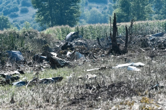 Photo prise le 17 juillet 2022 montrant des débris d'un avion cargo Antonov qui s'est écrasé près de la localité de Paleochori Kavalas, dans le nord de la Grèce 