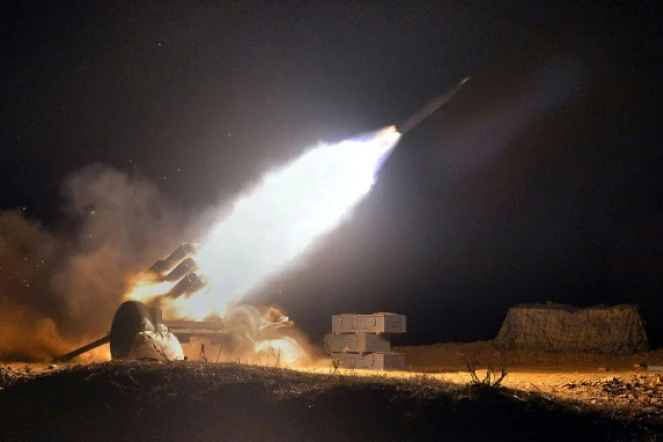 Photo non datée montrant un exercice de tir, fournie par l'agence officielle de presse coréenne Korean Central News Agency (KCNA), le 12 avril 2016
