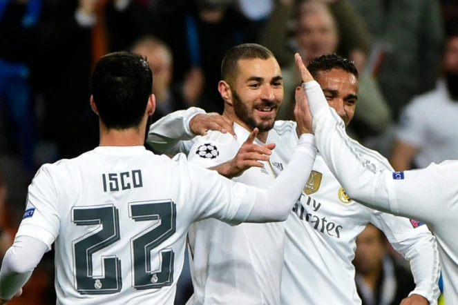 Karim Benzema avec ses coéquipiers le 8 décembre 2015 à Madrid