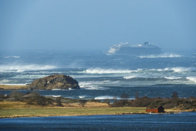 Le navire de croisière Viking Sky en difficulté le 23 mars 2019 au large des côtes de la Norvège à la suite d'une panne moteur