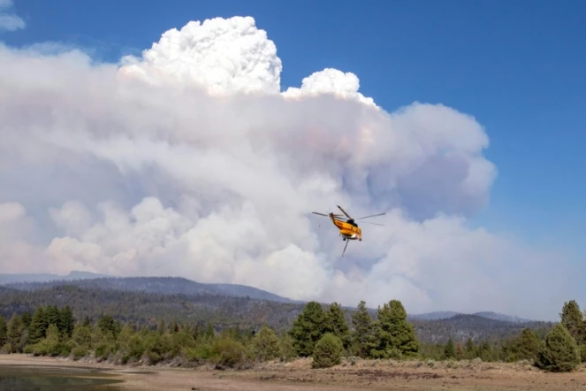 Un hélicoptère emporte une charge d'eau pour lutter contre le Bootleg Fire, le 15 juillet 2021 près de Bly, dans l'Oregon