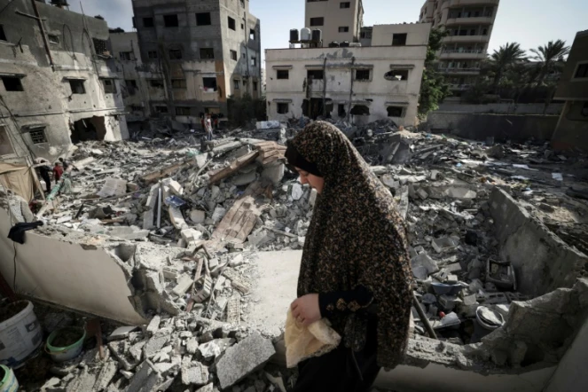 Une Palestinienne dans les décombres devant chez elle à Gaza, le 8 août 2022