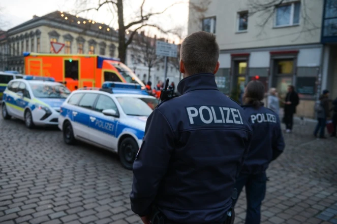 Des policiers sur un marché de Noël de Potsdam, près de Berlin, où a été ordonnée l'évacuation d'une partie du centre-ville après la découverte d'un 
explosif dans un paquet dépos, le 1er décembre 2017 