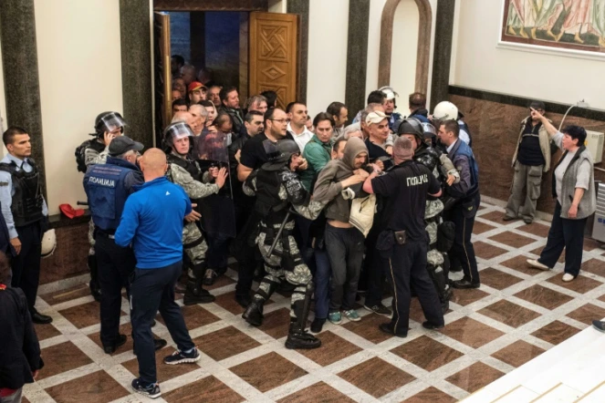 Plus de cent personnes ont été blessées jeudi à Skopje, la plupart légèrement, lors des violences ayant suivi l'irruption dans le parlement de manifestants en colère, le 27 avril à Skopje 