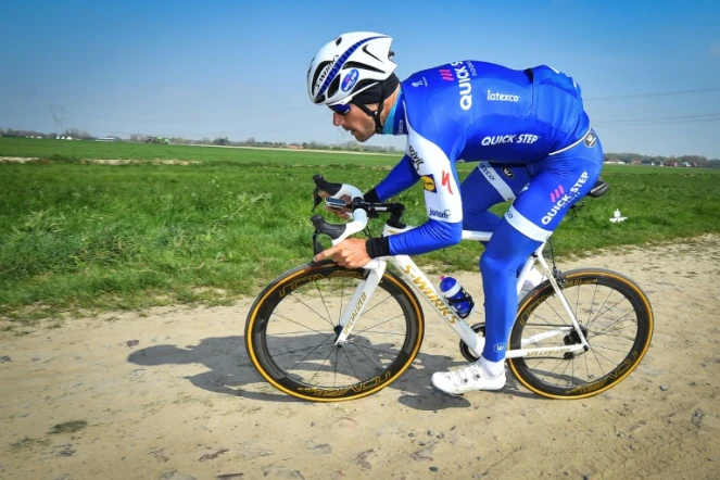 Le Belge Tom Boonen en reconnaissance sur un tronçon pavé de Paris-Roubaix, le 7 avril 2017 à Roubaix