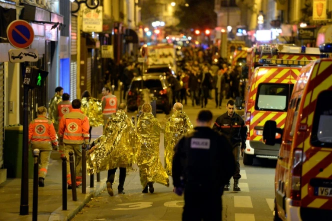 Des victimes, des pompiers et des policiers aux abords du Bataclan à Paris dans la soirée du 13 au 14 novembre 2015