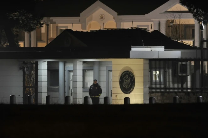 Un policier garde l'entrée de l'ambassade des Etats-Unis à Podgorica, au Monténégro, le 22 février 2018