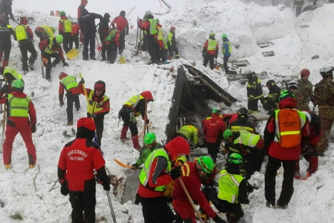 Des secouristes à l'oeuvre pour chercher des survivants parmi les disparus dans l'hôtel enseveli par une avalanche, le 21 janvier 2017 à Farindola, en Italie