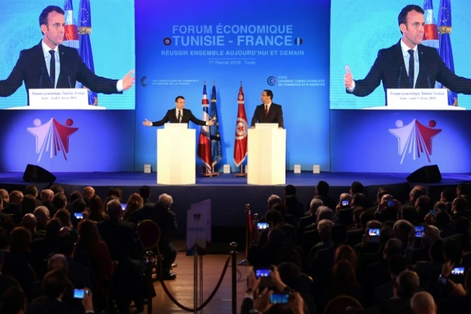 Photo du président français Emmanuel Macron et du Premier ministre tunisien Youssef Chahed à la clôture d'un forum économique, le 1er février 2018 à Tunis