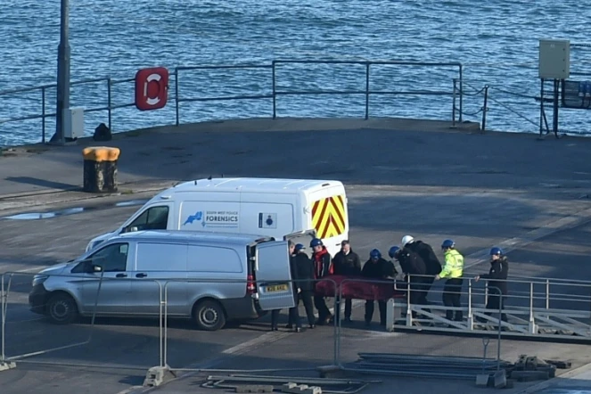 Un corps retrouvé dans l'épave est ramené à terre, le 7 février 2019, par le navire du Bureau d'enquête britannique sur les accidents aériens (AAIB), Geo Ocean III, à Weymouth, dans le sud-ouest de l'Angleterre
