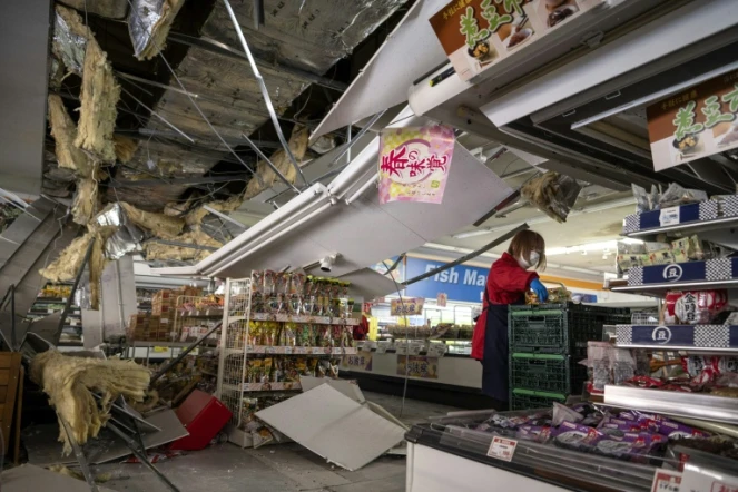 Un employé dans un supermarché de Shiroishi, dans la préfecture de Miyagi, le 17 mars 2022, après le tremblement de terre de magnitude 7,3