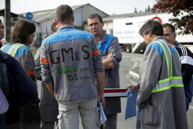 Des salariés de l'usine rebaptisée LSI et d'ex-GM&S discutent en attendant le délégué interministériel, mercredi 23 mai 2018
