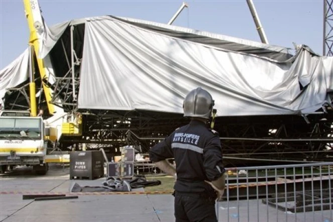 Le stade Velodrome bâché le 16 juillet 2009 après l'accident survenu lors de la préparation d'un concert de Madonna