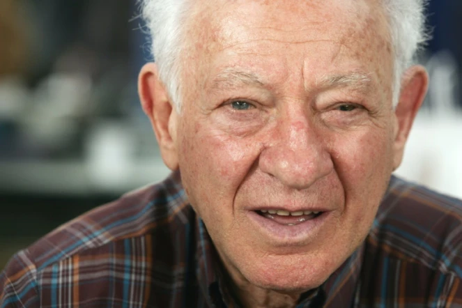 L'écrivain Martin Gray pose le 6 novembre 2004 à Brive-la-Gaillarde, lors de la 23e édition de la Foire du livre de Brive