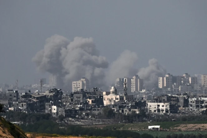Fumée au-dessus de la bande de Gaza après un bombardement israélien, vue depuis la ville israélienne de Sdérot le 24 octobre 2023