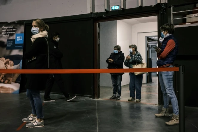 Des personnes attendent d'être testées au Covid-19, dans le Palais des sports de Lyon le 12 octobre 2020