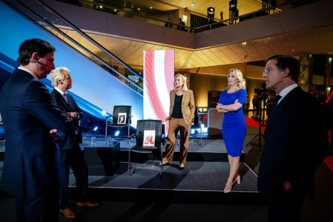 Les chefs de file des principaux partis néerlandais, de gauche à droite: Wopke Hoekstra (CDA), Geert Wilders (PVV), Sigrid Kaag (D66), Lilian Marijnissen (SP) et Mark Rutte (VVD) pour un débat télévisé de la chaîne publique NOS à La Haye, le 16 mars 2021