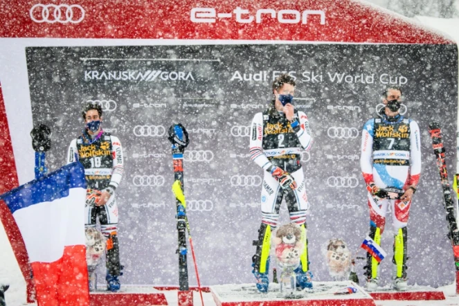 Le Français Clément Noël, vainqueur du slalom de Coupe du monde, entouré de son compatriote Victor Muffat-Jeandet (g, 2e) et du Suisse Ramon Zenhaeusern, le 14 mars 2021 à Kranjska Gora (Slovénie