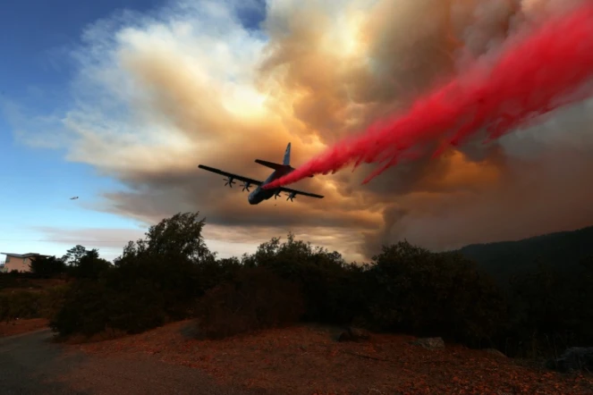 Un avion déverse une substance qui ralentit la progression du feu en Californie