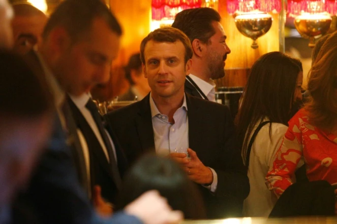 Emmanuel Macron (c), le 23 avril 2017 dans le restaurant parisien La Rotonde