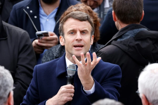 Le président Emmanuel Macron, candidat à sa réélection, lors d'une visite de campagne à Spezet, le 5 avril 2022 dans le Finistère