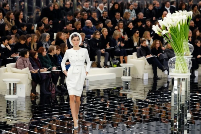 Un mannequin présente une création Chanel de la collection printemps/été, le 24 janvier 2017 
