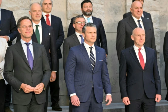 (g-d) Le secrétaire général de l'Otan, Mark Rutte, le secrétaire américain à la Défense, Pete Hegseth, et le secrétaire britannique à la Défense, John Healey, lors d'une photo de famille en marge d'une réunion des ministres de la Défense de l'Otan au siège de l'organisation, le 5 juin 2025 à Bruxelles