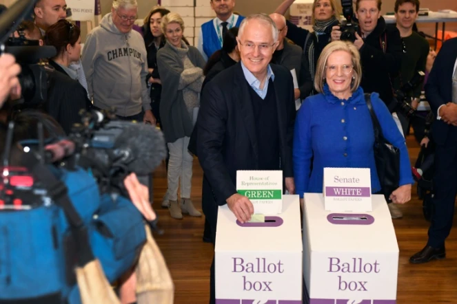 Le Premier ministre Malcolm Turnbull et son épouse Lucy glissent leurs bulletins dans l'urne, à Sidney le 2 juillet 2016 