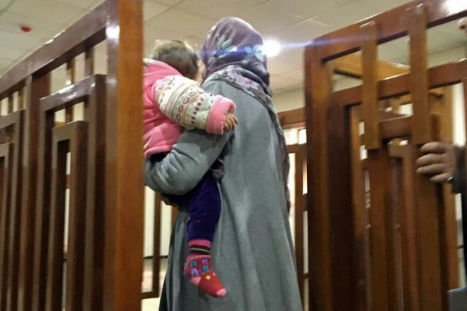 Mélina Bougedir, une jihadiste française arrive dans un tribunal de Bagdad, son fils dans les bras, le 19 février 2018