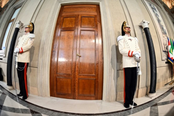 Des gardes en faction au palais du Quirinal où le président de la République italienne Sergio Mattarella poursuit ses consultations, à Rome le 21 août 2019