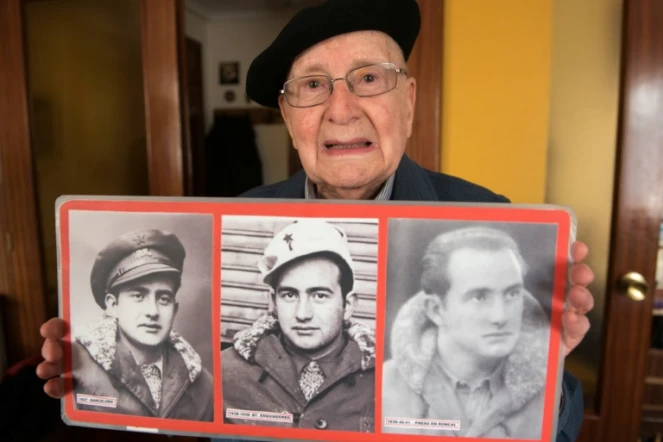 Luis Ortiz Alfau montre trois portraits de lui pendant la guerre d'Espagne,  le 5 mai 2016 à son domicile à Bilbao
