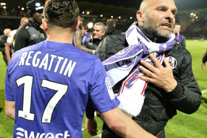 L'entraîneur de Toulouse Pascal Dupraz (d) et le milieu Adrien Regattin se congratulent après la victoire face à Angers, assurant le maintien en L1 des Toulousains, le 14 mai 2016 à Angers