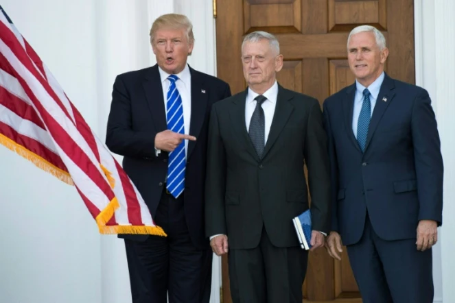 Donald Trump, le général James Mattis et le vice-président élu Mike Pence le 19 novembre 2016 à Bedminster dans le  New Jersey
