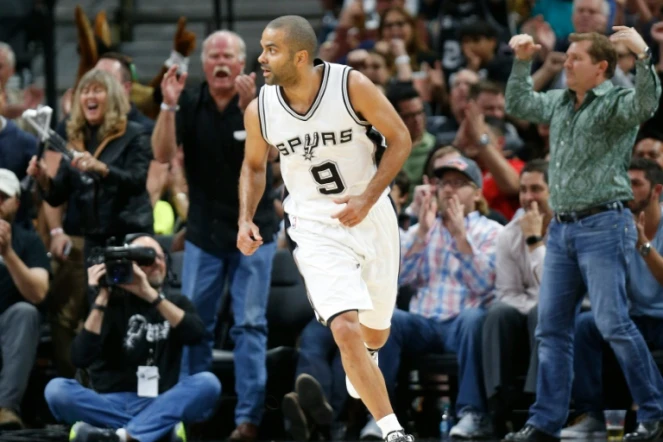 Tony Parker des San Antonio Spurs face au Thunder d'Oklahoma City, le 12 avril 2016 à San Atonio (Texas)
