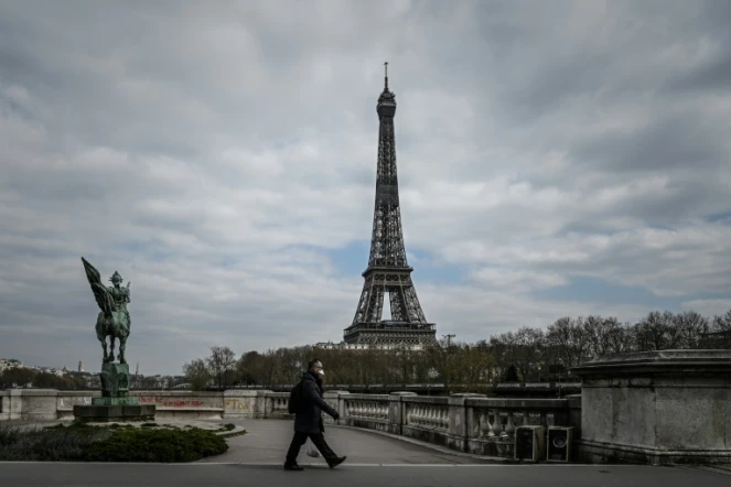 La maire de Paris, Anne Hidalgo, a demandé au préfet de police de rendre obligatoire le port du masque dans plusieurs secteurs fréquentés de la capitale