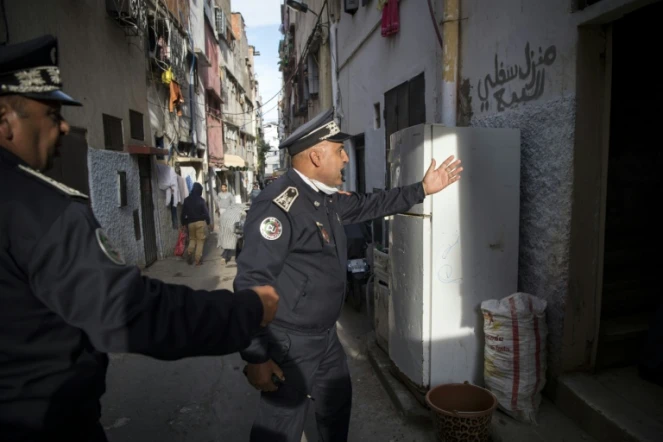 Des policiers marocains patrouillant le 27 mars 2020 dans le quartier Takadoum, dans la capitale Rabat, pour faire respecter les mesures de confinement en pleine crise du coronavirus