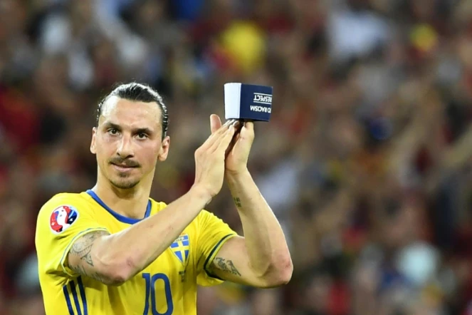 L'attaquant vedette de la Suède Zlatan Ibrahimovic applaudit le public à la fin du match face à la Belgique lors de l'Euro à l'Allianz Riviera, le 22 juin 2016