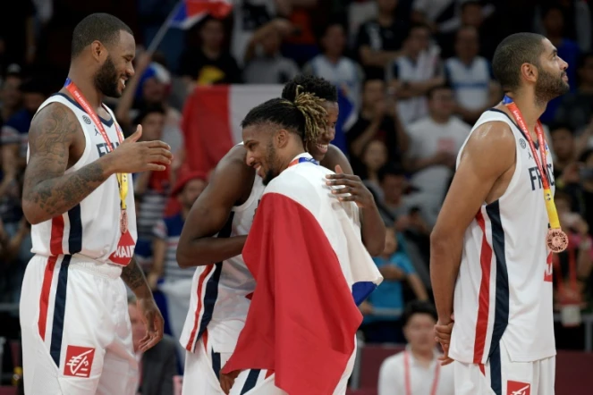 Les joueurs de l'équipe de France se congratulent après avoir remporté la médaille de bronze au Mondial de basket au détriment de l'Australie, le 15 septembre 2019 à Pékin