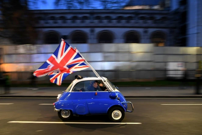 Un automobiliste dans le centre de Londres brandit le drapeau britannique le jour de la sortie du Royaume-Uni de l'UE, le 31 janvier 2020
