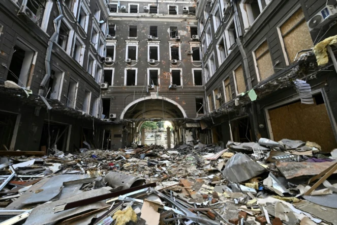 La cour d'un centre commercial  et des bureaux détruits après une attaque dans le centre de Kharkiv, le 27 juillet 2022
