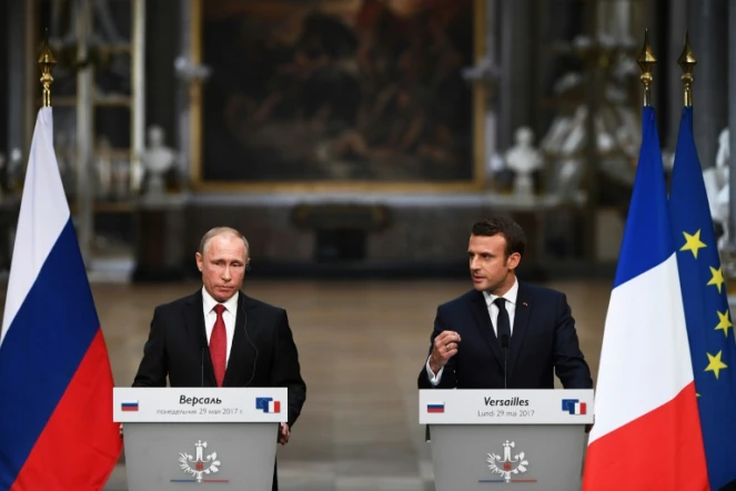 Conférence de presse des présidents français Emmanuel Macron (d) et russe Vladimir Poutine (g), le 29 mai 2017 à Versailles en région parisienne
