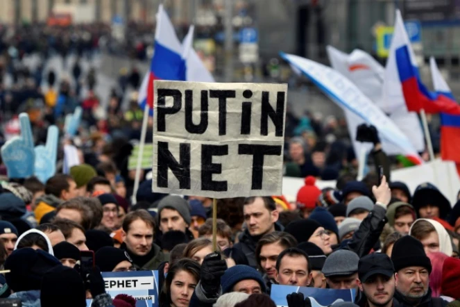 Des milliers de personnes manifestent à Moscou contre une loi pour "isoler" Internet, le 10 mars 2019