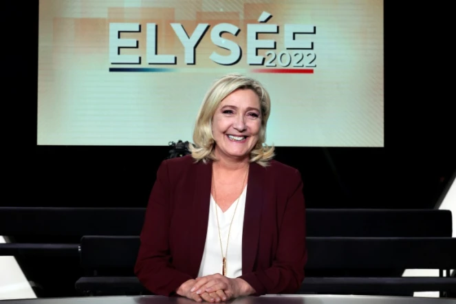 La candidate RN à la présidentielle française Marine Le Pen sur le plateau de l'émission politique "Elysée 2022" de France 2 à Saint-Denis, au nord de Paris, le 31 mars 2022