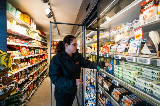La gérante du magasin Domenica Gerlach vérifie les rayons du supermarché Lifvs à Veckholm, à 80 kilomètres de Stockholm, le 6 mai 2021 en Suède