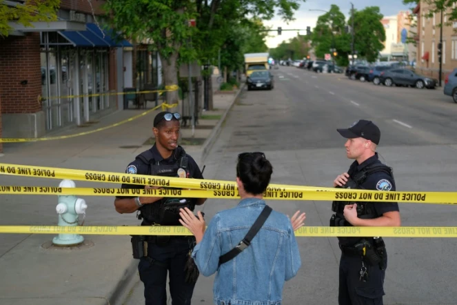 Des policiers parlent avec un passant sur les lieux d'une attaque contre des manifestants pour la libération d'otages israéliens retenus à Gaza, sur Pearl Street à Boulder, Colorado, le 1er juin 2025