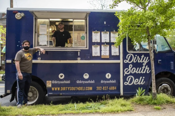 Jason Tipton, propriétaire du Food truck Dirty South Deli, et son employé Brian Potter, le 24 avril 2020 à Washington