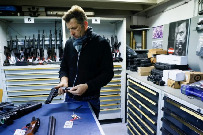 L'armurier Christophe Maratier manipule une arme dans son armurerie pour le cinéma de La Courneuve, près de Paris, le 22 octobre 2021