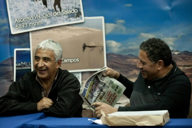 Omar Reygadas et  Luis Urzua, deux des anciens mineurs chiliens restés bloqués sous terre pendant 69 jours en 2010, ici le 4 août 2011